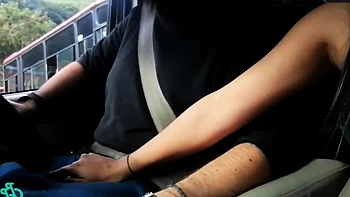 Um passeio sensual ao ar livre com um boquete no carro