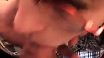 Deutsches Babe mit groen Titten nimmt es mit einem groen S