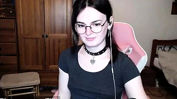 Amateur Webcam Teen Flashes Masturbates