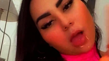 Amateur brunette double toying on webcam