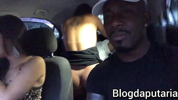 Casal inventa de foder dentro do carro do casal porra loka e acabo dando merda.: