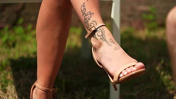 Rose joins Lorenzo in Annecy - Jacquie et Michel TV