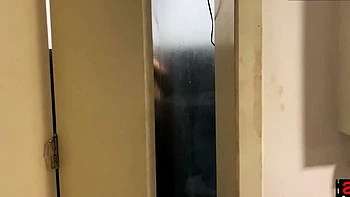 Amigas se pegam no banho em cena gonzo e ardente.