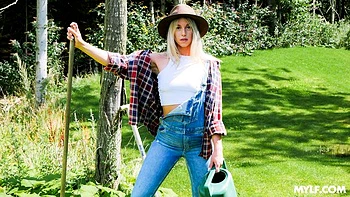 Quick outdoor doggy style fuck with a long-legged blonde Rosa Josefin