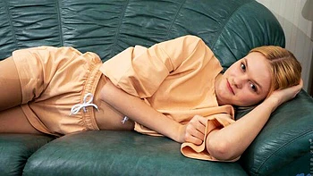 Aesthetic blonde Lucy Foster knows how to have fun with her snatch