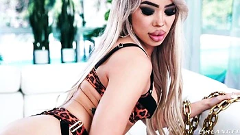 Crazy blowbang session with a passionate blonde Luna Luxe