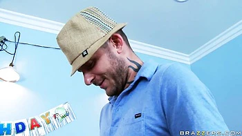 Blonde babe with apple bottom Victoria White jumps on a large dick