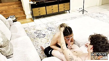 Beautiful sweetheart Leslie Monroe likes jumping on a big boner