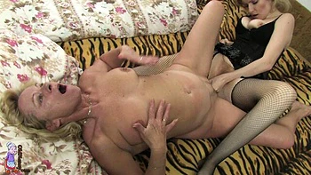 Gorgeous lesbian sex play with stunning chicks Lea and Elisa