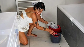 An old lady with good bottom Cocco Grand is peeing on cam