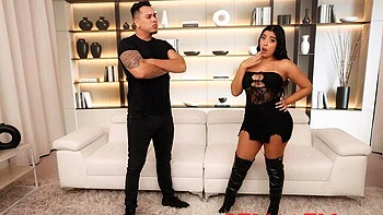 Gambling Lina Henao at curvy dirt