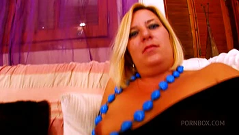 Squirting, fisting and giant dildo for this bourgeoise