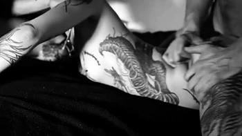 a deux pour faire crier cette nymho tatouée