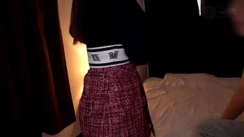 清楚な美女が生脱ぎでブラ見せつけ誘惑、乳首舐めやオナニー見せつけ痴女プレイ