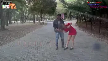LA PUTA DANNA HOT DESNUDA EN PUBLICO Y CHUPANDO LA POLLA DE UN DESCONOCIDO EN CHAPULTEPEC