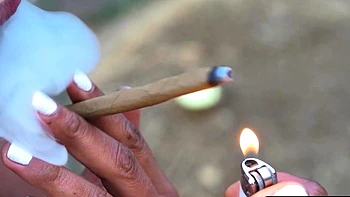 Big ass petite ebony MILF strips outdoor