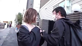 07570,A woman who screams in agony