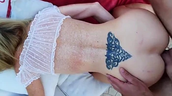 elle se fait sodomisée sur la terrasse