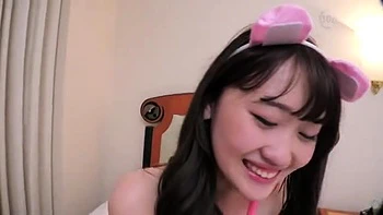 清楚な女子大生バックピストンで色っぽく感じてコスプレ姿で男にアナル舐め手コキ