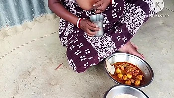 Desi Bhabhi Ne Chicken Ke Sath Roti Khaya Aur Masti Ki