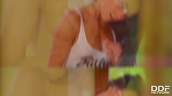 Foamy Fun: Solo Babe Fluffs her Muff in the Tub