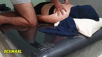 Aku Memijat Istri Teman Muslimku Yang Mengunjungiku Di Rumah. Wanita Muslim Sangat Hot