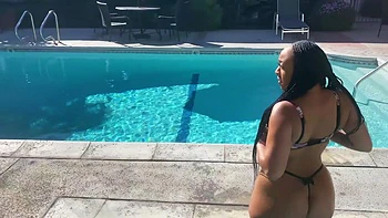 New Neighbor Pool Smash