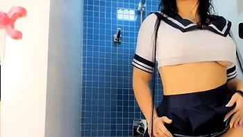 Uma guia de cosplay na banheira te ensina a bater punheta