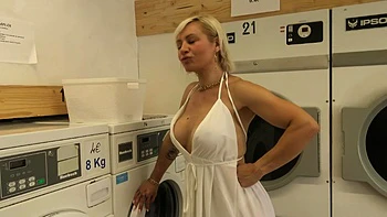 Eva gets lost in sensuality with Lyia... - Jacquie et Michel TV