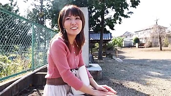 美人妻がパンティ越しのオマンコ愛撫とクンニで快楽にとろける