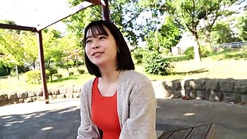 ムッチリボディの美人妻が美乳舐められパイパンを手マンされて快楽に浸る