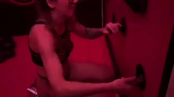 un bukkake au gloryhole