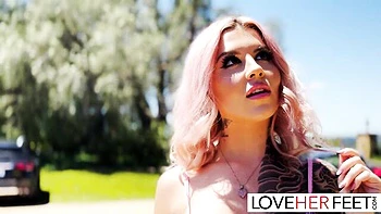 Come-hither Luna's sexy feet video