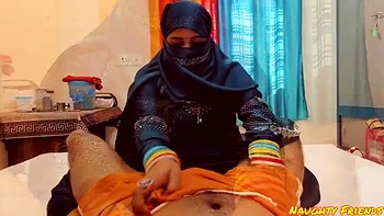 Desi Stepsister Salma Gives Hot Blowjob to Brother - Homemade Indian XXX Masti