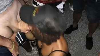 libertine black douchée au sperme en bukkake