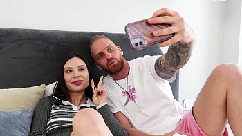 Selfie with girlfriend Turns into Hard Pounding on the Bed