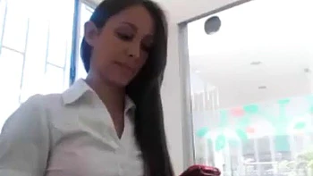 Мускулистая девушка снимается и ебётся онлайн