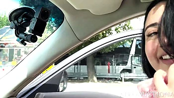 Eva Brooks goza três vezes e leva banho de xixi na boca