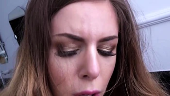 Maya fickt mit zwei Hengsten in Dessous