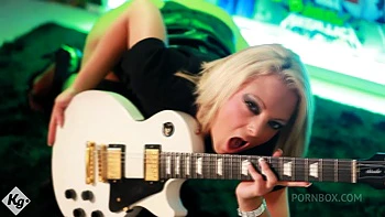 Blondes Rockmädchen bekommt harten Schwanz