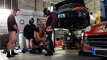 Gangbang follando en el taller del mecánico