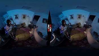 Brünette Teen-Pornostar zeigt ihre Klitoris