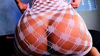 Uma cena intensa de sexo assfuck com uma morena de bunda