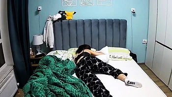 Adolescente morena amadora na webcam fodida a três