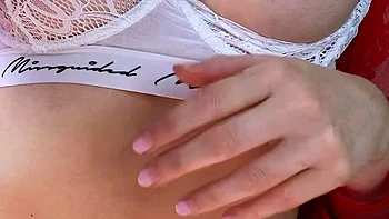 Любительница-блондинка мастурбирует анально