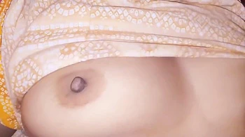 Asiática peluda de peitos grandes se masturba e goza