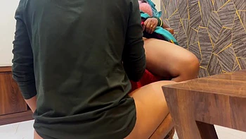 Didi desi de sari fodida de quatro pelo irmão mais novo sem vergonha com conversa em hindi