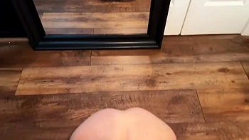 Blonde lutscht tiefen Schwanz und schluckt Sperma