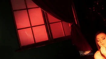 Milf brune aux gros seins et fesses en lingerie