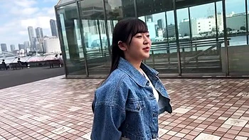 Mujer tetona y curvy chupa y usa vibrador en su coño peludo